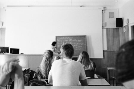 Queremos ardorosamente o ensino presencial. Mas por que mesmo? Marina Feferbaum, Revista Ensino Superior